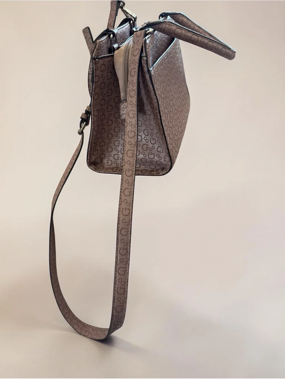GUESS Dusty Mauve Logo Satchel
Crossbody Bag Y2K Monogram Lock
Closure (EUC) - Picture 11 of 13